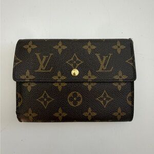 Louis Vuitton
Monogram Compact
International Wallet